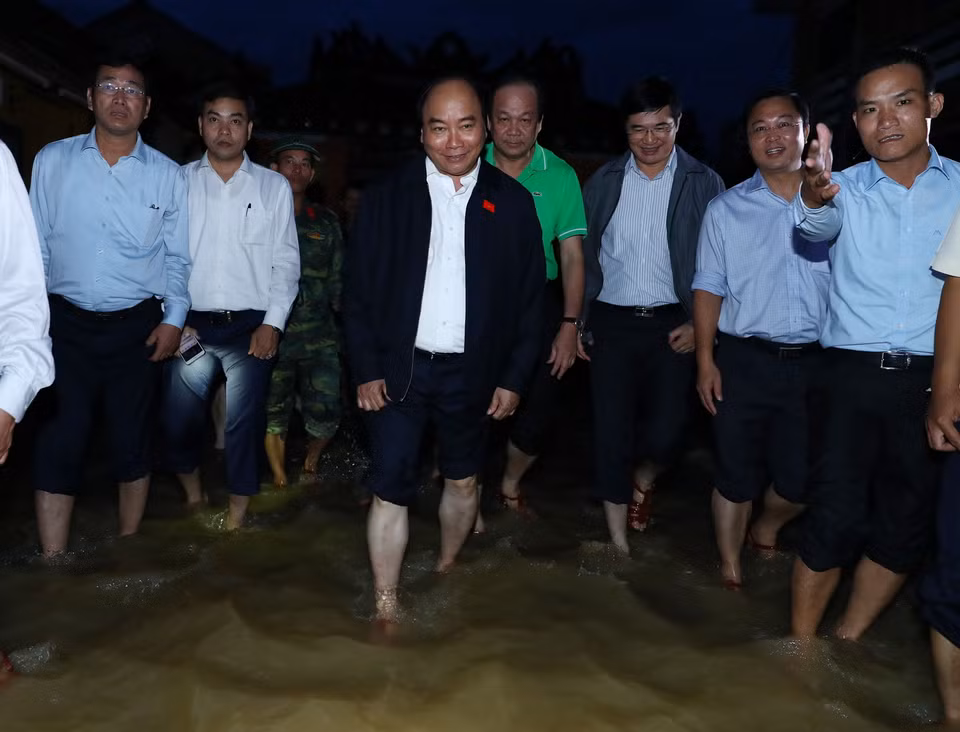 Thủ tướng đã đi bộ dọc theo Phố Cổ Hội An, đến tận Khu phố Nhật, khu vực trũng, ngập nặng nhất của Phố cổ Hội An. (Ảnh: Thống Nhất/TTXVN)
