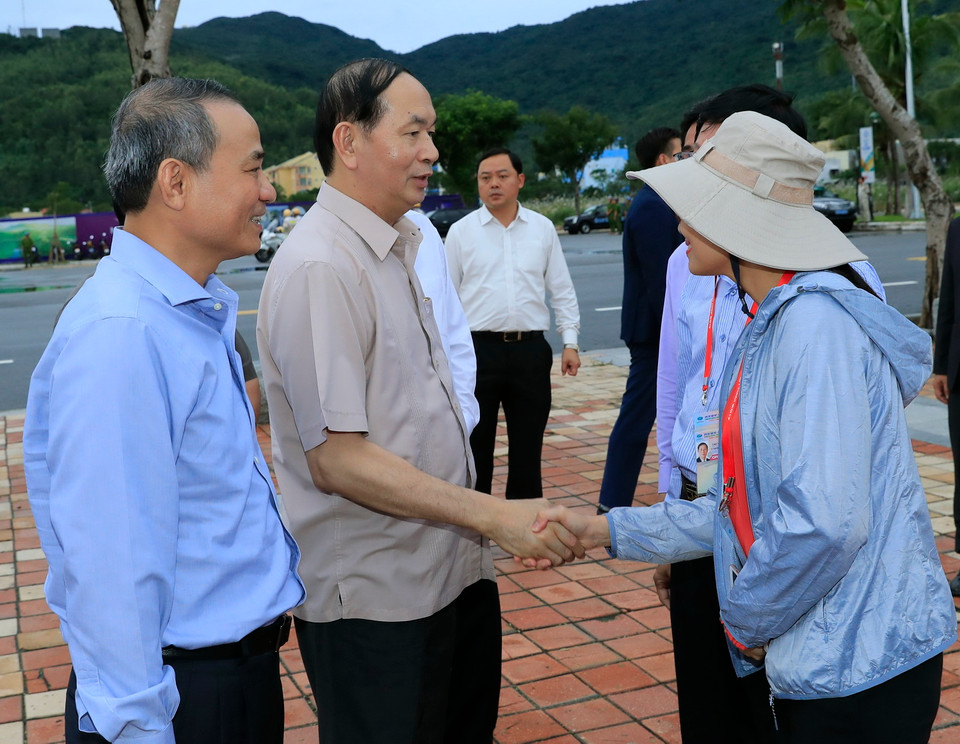 Chủ tịch nước Trần Đại Quang đi kiểm tra công tác khắc phục ảnh hưởng của mưa bão; động viên các lực lượng chức năng tham gia tổng vệ sinh môi trường, chỉnh trang cảnh quan đô thị kịp thời phục vụ Tuần lễ Cấp cao APEC 2017. (Ảnh: Nhan Sáng/TTXVN)