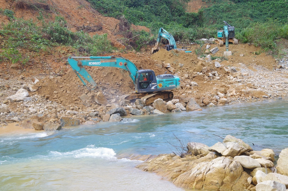 Các lực lượng đào nắn dòng chảy mới. (Ảnh: TTXVN phát)