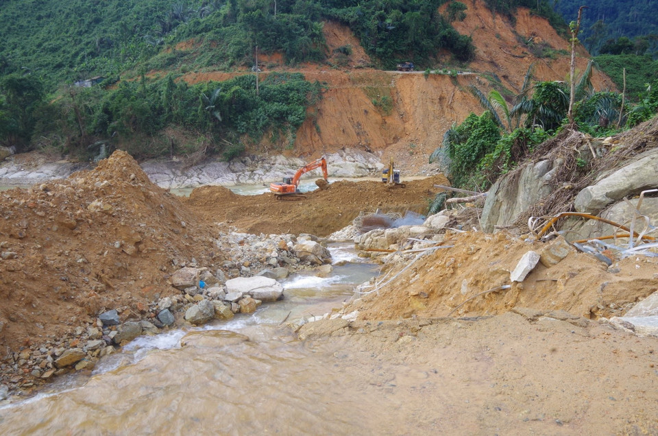 Các lực lượng đào nắn dòng chảy mới. (Ảnh: TTXVN phát)