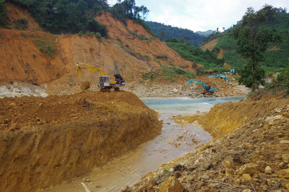 Các lực lượng đào nắn dòng chảy mới. (Ảnh: TTXVN phát)