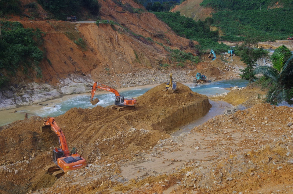 Các lực lượng đào nắn dòng chảy mới. (Ảnh: TTXVN phát)