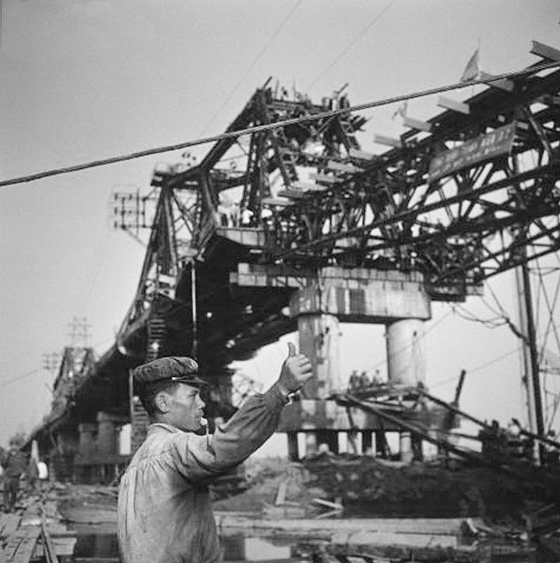  Khôi phục cầu Long Biên bị bom Mỹ đánh hư hại năm 1972. (Ảnh: Tư liệu/TTXVN)