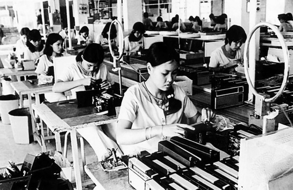 Xưởng lắp ráp máy thu hình National (Sài Gòn) tiếp tục hoạt động phục vụ nhu cầu của nhân dân sau ngày giải phóng. (Ảnh: Tư liệu TTXVN)