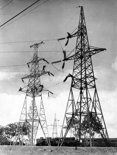 Đường dây trung áp 35KV đầu tiên tại miền Bắc: Hà Nội-Phố Nối (Hưng Yên) bắt đầu được nâng cấp, cải tạo theo hệ thống XHCN từ tháng 1/1958. (Ảnh: Tư liệu TTXVN)