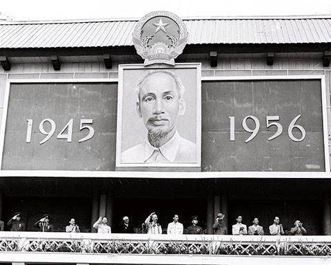 Chủ tịch Hồ Chí Minh và lãnh đạo Đảng, Nhà nước trên khán đài tại buổi míttinh mừng Quốc khánh 2/9/1956 ở Quảng trường Ba Đình, Hà Nội. (Ảnh: TTXVN)