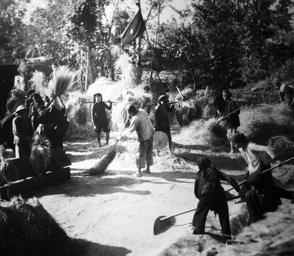 Cải cách ruộng đất hoàn thành thắng lợi vào năm 1957, vĩnh viễn thủ tiêu chế độ chiếm hữu ruộng đất của giai cấp địa chủ phong kiến và xác lập chế độ sở hữu ruộng đất của nông dân. Thắng lợi của cải cách ruộng đất là thắng lợi to lớn và căn bản, làm thay đổi bộ mặt nông thôn miền Bắc, đem lại niềm phấn khởi trong nông dân, có tác dụng rất lớn trong việc đẩy mạnh sản xuất, khôi phục kinh tế, hàn gắn vết thương chiến tranh. (Ảnh: Tư liệu/TTXVN phát)