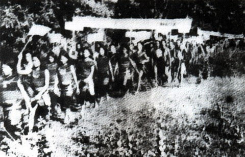 Đồng bào các dân tộc tham gia nổi dậy ở Trà Bồng, Quảng Ngãi, tháng 8/1959. (Ảnh: Tư liệu TTXVN)