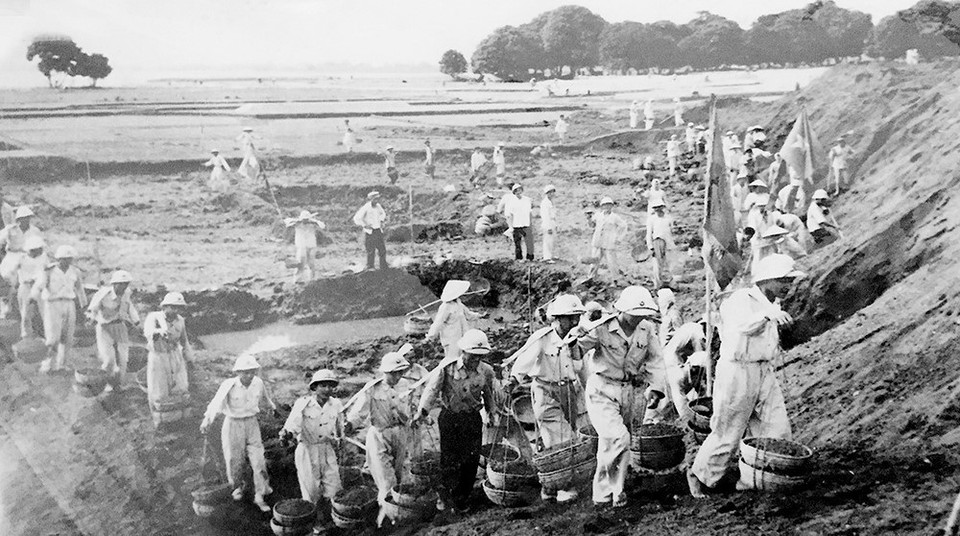 Bộ đội và công nhân tham gia xây dựng lại cầu Việt Trì, năm 1956. (Ảnh: Tư liệu TTXVN)
