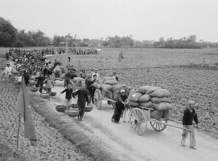 Nhân dân xã Hoàng Ngô, huyện Quốc Oai, tỉnh Sơn Tây chuyển thóc tới kho của nhà, tháng 12/1960. (Ảnh: Văn Bảo/TTXVN)
