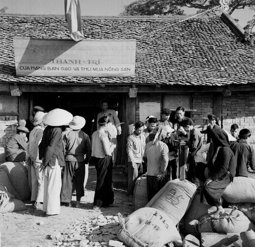 Trạm thu mua của hợp tác xã mua bán huyện Thanh Trì, tỉnh Hà Đông vào tháng 12/1958. (Ảnh: Văn Khiêm/TTXVN)