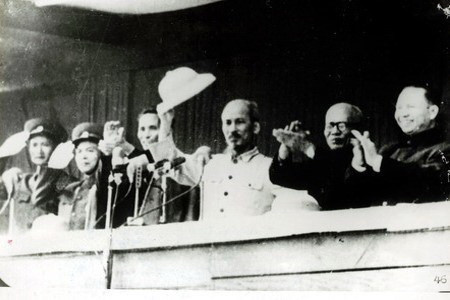 Ngày 1/1/1955, hàng chục vạn nhân dân Hà Nội tổ chức míttinh và tuần hành mừng đón Trung ương Đảng, Chính phủ và Hồ Chủ tịch trở về thủ đô sau gần 9 năm lên Việt Bắc lãnh đạo nhân dân Việt Nam kháng chiến chống Pháp thắng lợi. (Ảnh: TTXVN)