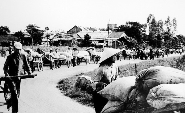 Nông dân huyện Quảng Điền, Bình Trị Thiên làm nghĩa vụ lương thực sau ngày giải phóng. (Ảnh: Tư liệu/TTXVN phát)