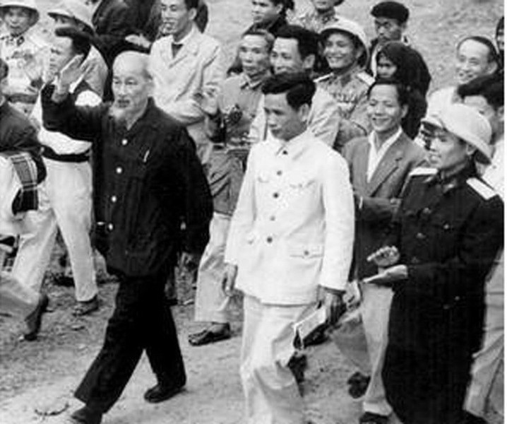  Bí thư Tỉnh ủy Kim Ngọc (áo trắng, giữa) với Bác Hồ trong lần Bác về thăm Đảng bộ và nhân dân Vĩnh Phúc, ngày 2/3/1963. Ông được coi là “Cha đẻ của Khoán hộ,” “Người đi trước thời gian,” “Người mở đường cho tư duy đổi mới về nông nghiệp, nông thôn, nông dân.” (Ảnh: Tư liệu TTXVN)