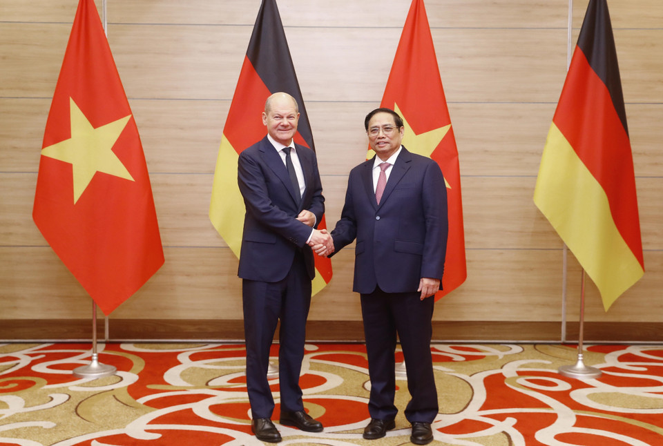 Thủ tướng Phạm Minh Chính đón Thủ tướng Đức Olaf Scholz dự Hội nghị bàn tròn doanh nghiệp Việt Nam-Đức. (Ảnh: Lâm Khánh/TTXVN)