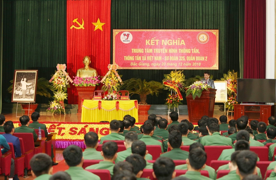 Quang cảnh buổi lễ ký biên bản kết nghĩa giữa Trung tâm Truyền hình Thông tấn và Sư đoàn 325. (Ảnh: Dương Giang/TTXVN)