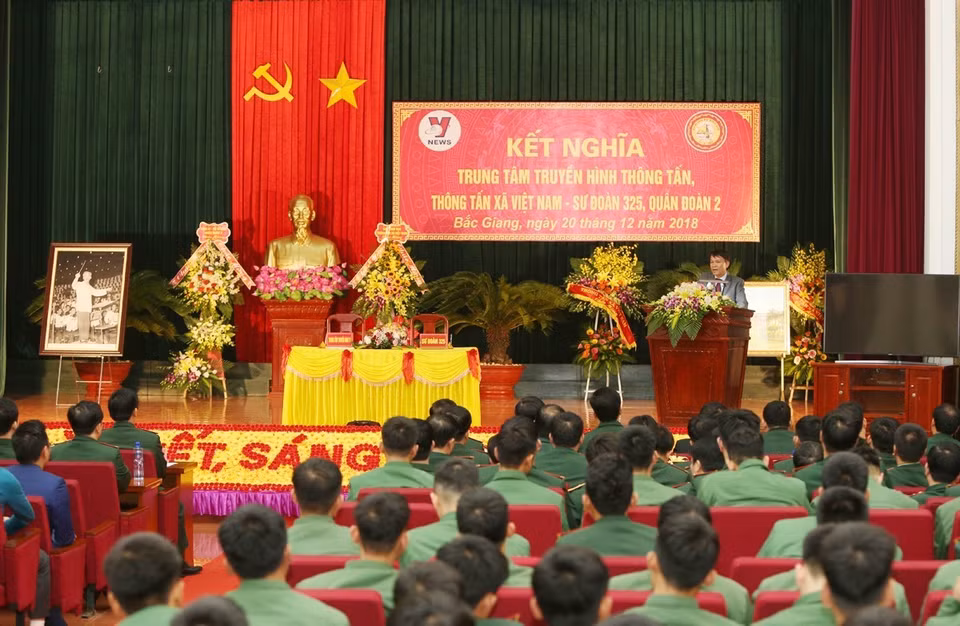 Quang cảnh buổi lễ ký biên bản kết nghĩa giữa Trung tâm Truyền hình Thông tấn và Sư đoàn 325. (Ảnh: Dương Giang/TTXVN)