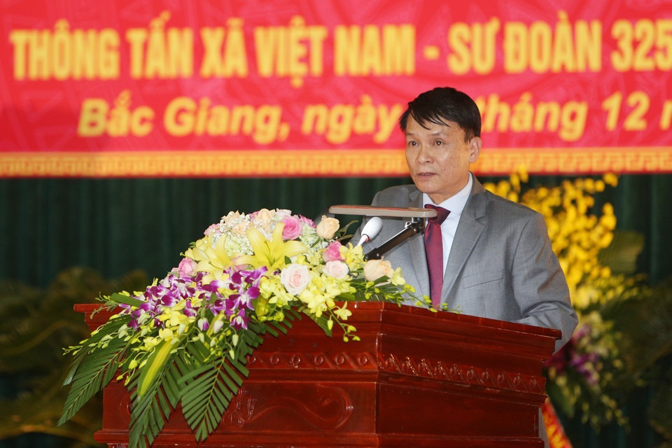 Tổng Giám đốc TTXVN Nguyễn Đức Lợi phát biểu chúc mừng Sư đoàn 325. (Ảnh: Dương Giang/TTXVN)