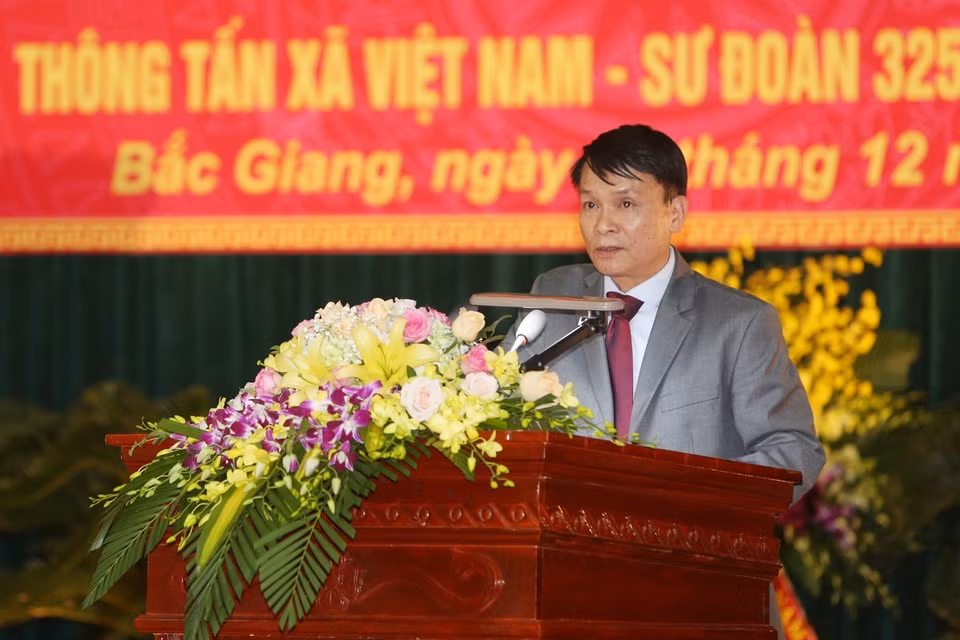 Tổng Giám đốc TTXVN Nguyễn Đức Lợi phát biểu chúc mừng Sư đoàn 325. (Ảnh: Dương Giang/TTXVN) 