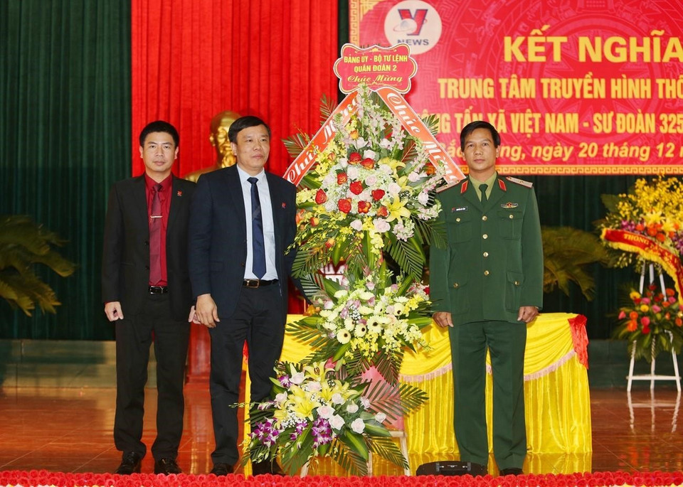 Thiếu tướng Nguyễn Huy Cảnh, Tư lệnh Quân đoàn 2, tặng hoa chúc mừng Trung tâm Truyền hình Thông tấn. (Ảnh: Dương Giang/TTXVN)