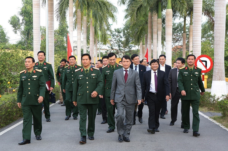 Tổng Giám đốc TTXVN Nguyễn Đức Lợi và đoàn đại biểu Thông tấn xã Việt Nam thăm Sư đoàn 325. (Ảnh: Dương Giang/TTXVN)