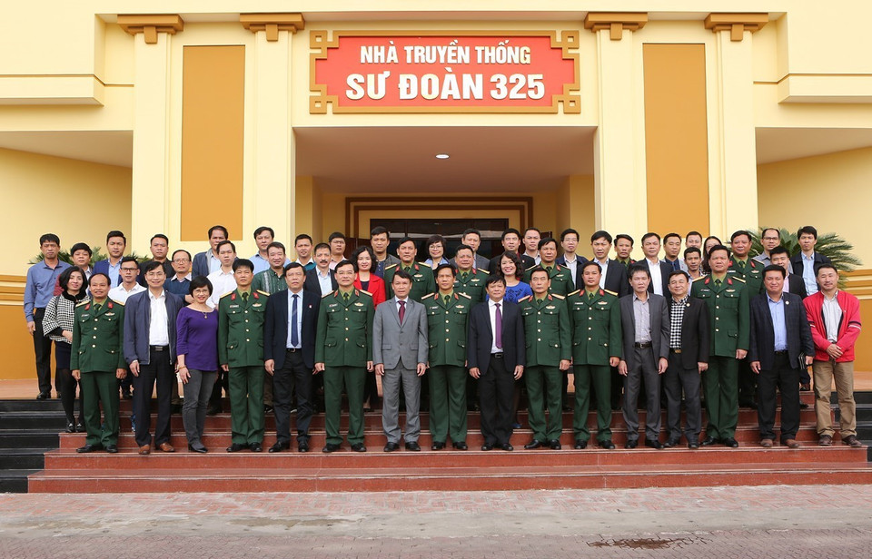 Tổng Giám đốc TTXVN Nguyễn Đức Lợi cùng các cán bộ, phóng viên, biên tập viên, cán bộ, chiến sĩ Sư đoàn 325 chụp ảnh chung. (Ảnh: Dương Giang/TTXVN)