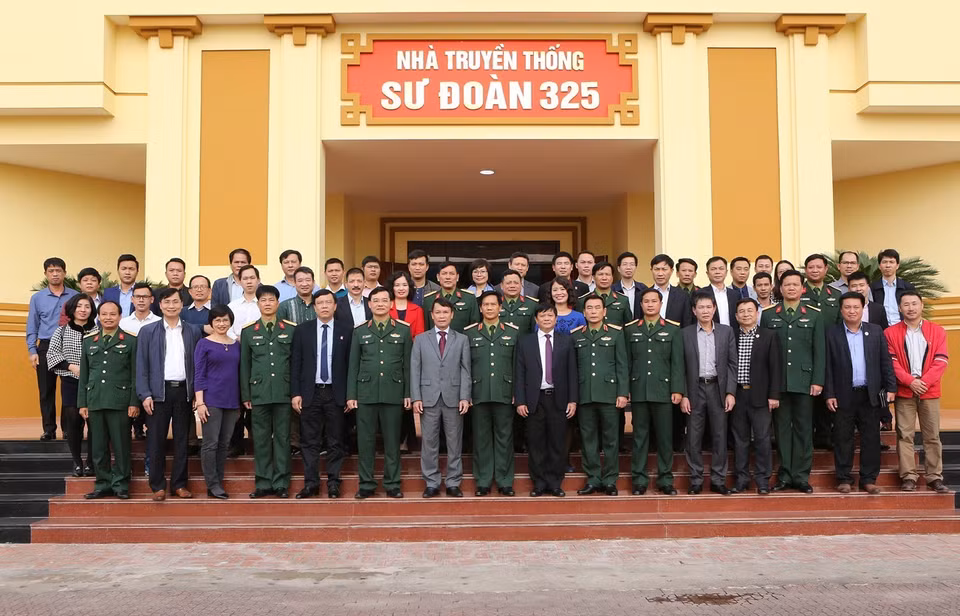Tổng Giám đốc TTXVN Nguyễn Đức Lợi cùng các cán bộ, phóng viên, biên tập viên, cán bộ, chiến sĩ Sư đoàn 325 chụp ảnh chung. (Ảnh: Dương Giang/TTXVN) 