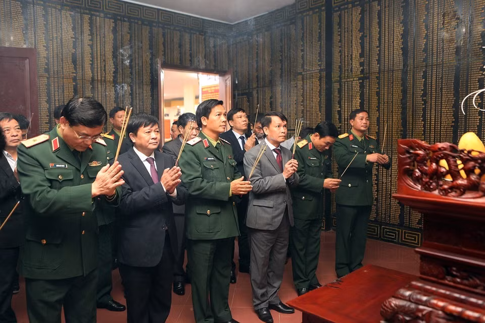 Tổng Giám đốc TTXVN Nguyễn Đức Lợi cùng các thành viên trong đoàn dâng hương tưởng niệm các Anh hùng, Liệt sỹ của Sư đoàn 325. (Ảnh: Dương Giang/TTXVN) 