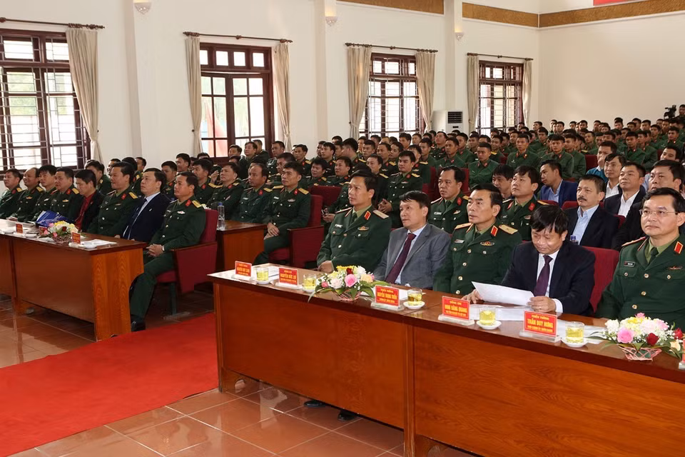 Các đại biểu dự Lễ ký biên bản kết nghĩa giữa Trung tâm Truyền hình Thông tấn và Sư đoàn 325. (Ảnh: Dương Giang/TTXVN)