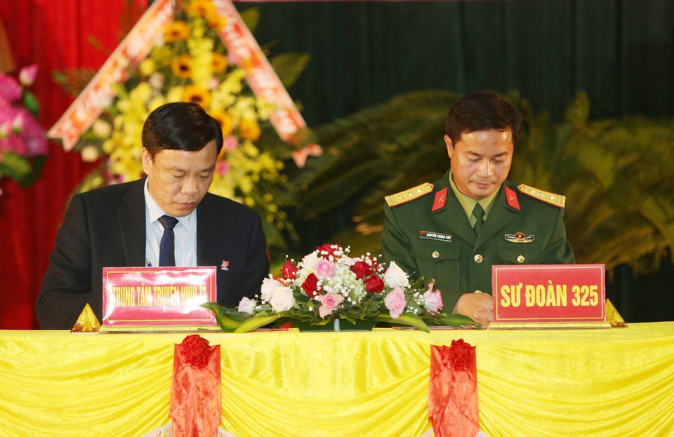 Giám đốc Truyền hình Thông tấn Nguyễn Thiện Thuật và Thượng tá Nguyễn Thành Phố, Sư đoàn trưởng Sư đoàn 325 ký biên bản kết nghĩa. (Ảnh: Dương Giang/TTXVN)