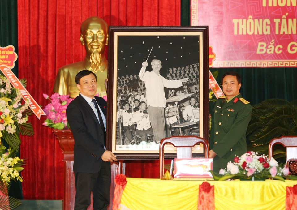 Giám đốc Truyền hình Thông tấn Nguyễn Thiện Thuật tặng bức ảnh Bác Hồ bắt nhịp Bài ca kết đoàn cho Sư đoàn 325. (Ảnh: Dương Giang/TTXVN)