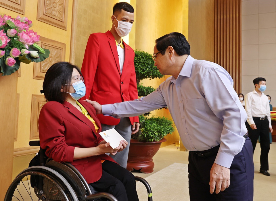  Thủ tướng Phạm Minh Chính thăm hỏi, động viên vận động viên khuyết tật của Đoàn Thể thao Việt Nam tham dự Olympic Tokyo 2020 tại Nhật Bản. (Ảnh: Dương Giang/TTXVN)