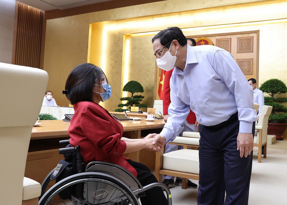 Thủ tướng Phạm Minh Chính với vận động viên Đoàn Thể thao Việt Nam tham dự Olympic Tokyo 2020 tại Nhật Bản. (Ảnh: Dương Giang/TTXVN)