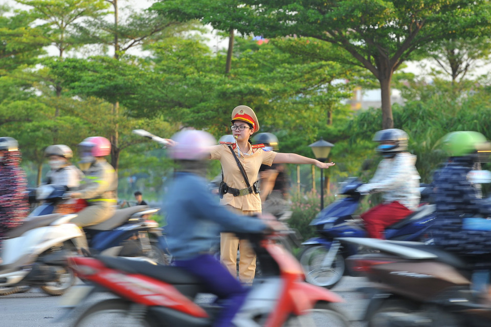 Dù nắng nóng gay gắt, các chiến sỹ Cảnh sát giao thông thành phố Ninh Bình vẫn bám chốt, ứng trực phân luồng giao thông. (Ảnh: Minh Đức/TTXVN)