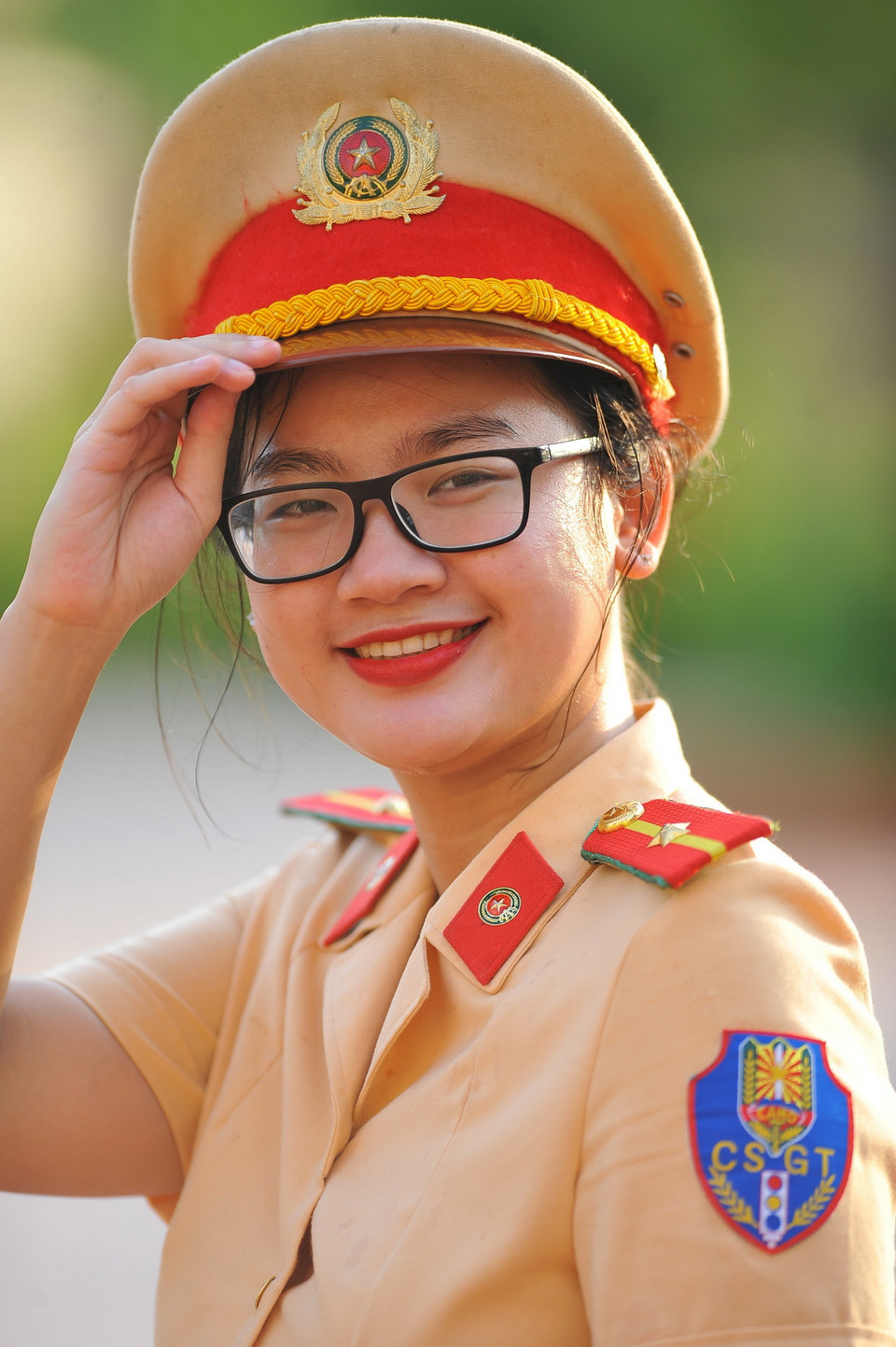 Mặc dù vất vả dưới nắng nóng nhưng nụ cười vẫn luôn nở trên gương mặt nữ chiến sỹ Cảnh sát giao thông thành phố Ninh Bình Nguyễn Hà Trang. (Ảnh: Minh Đức/TTXVN)