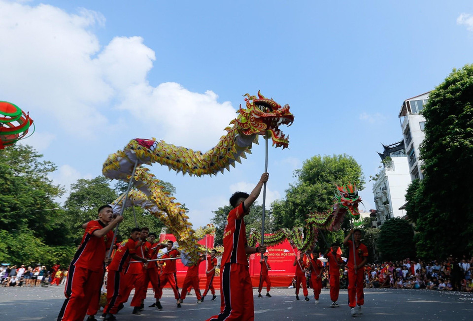 Phần thi mua rồng của đội Hai Bà Trưng. (Ảnh: Trọng Đạt/TTXVN)