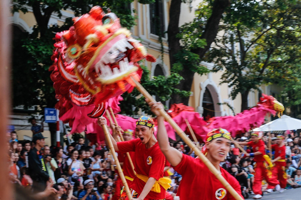 Phần thi mua rồng của đội Hai Bà Trưng. (Ảnh: Trọng Đạt/TTXVN)