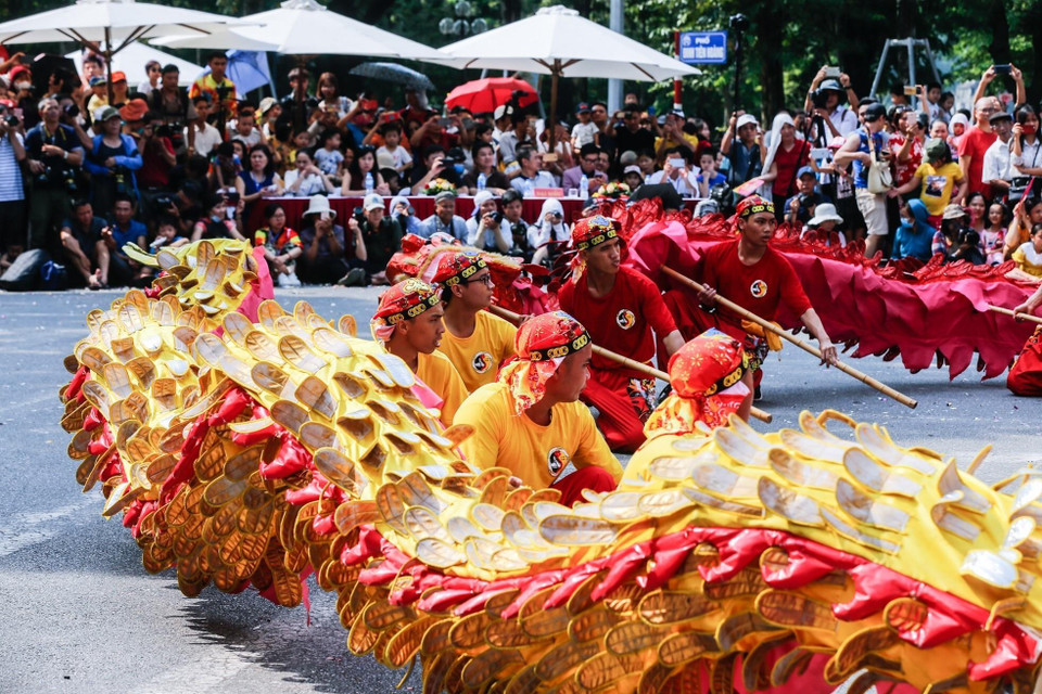 Phần thi mua rồng của đội Đan Phượng. (Ảnh: Trọng Đạt/TTXVN)