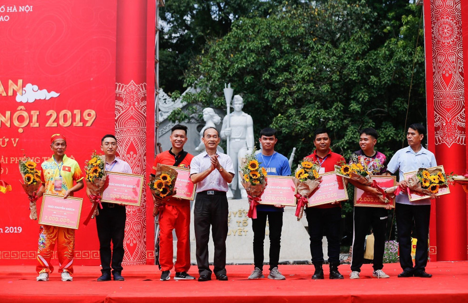 Ban tổ chức trao phần thưởng cho đội đoạt giải Khuyến Khích. (Ảnh: Trọng Đạt/TTXVN)