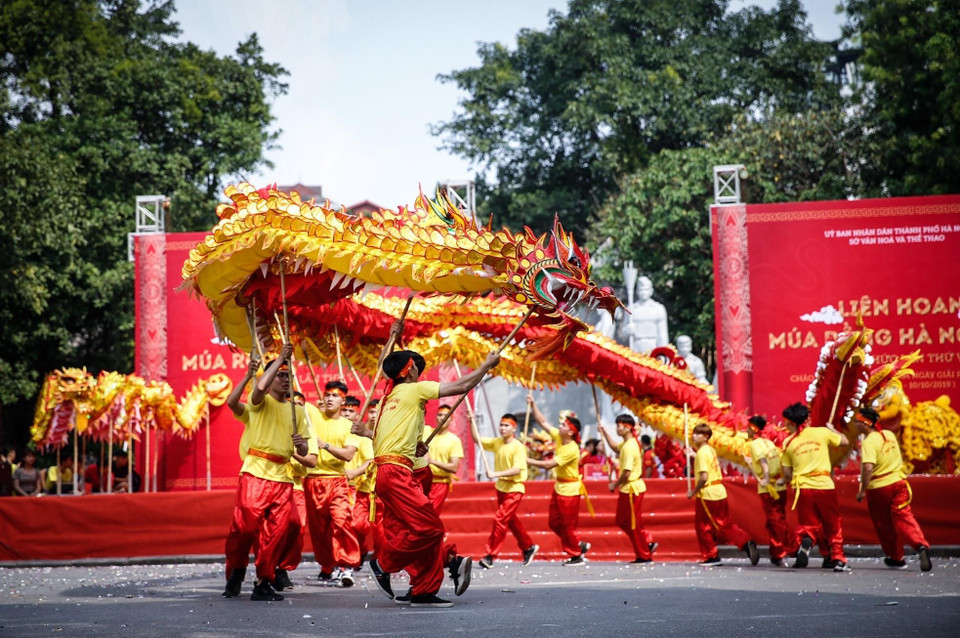 Phần thi mua rồng của đội Đan Phượng. (Ảnh: Trọng Đạt/TTXVN)