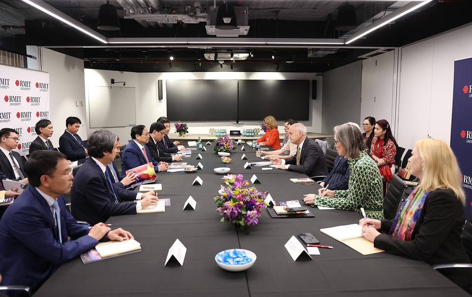 Thủ tướng Phạm Minh Chính làm việc với lãnh đạo Trường Đại học RMIT và Viện Nghiên cứu châu Á. (Ảnh: Dương Giang/TTXVN)