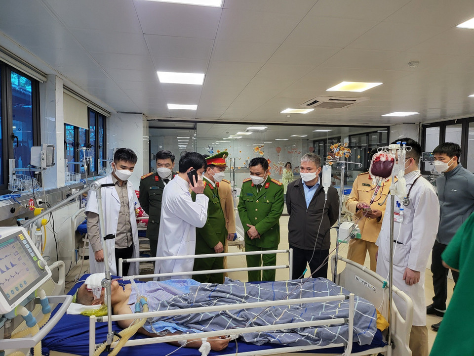 Những người bị thương được đưa vào cấp cứu tại Bệnh viên Đa khoa Phương Bắc, thành phố Tuyên Quang. (Ảnh: Quang Cường/TTXVN)