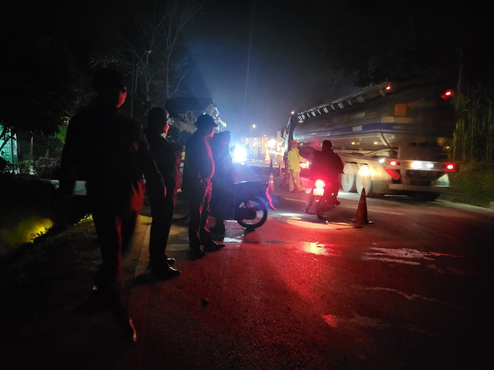 Vụ tai nạn làm 5 người chết tại chỗ, 5 người đưa đi cấp cứu, 2 phương tiện hư hỏng nặng. (Ảnh: Quang Cường/TTXVN)