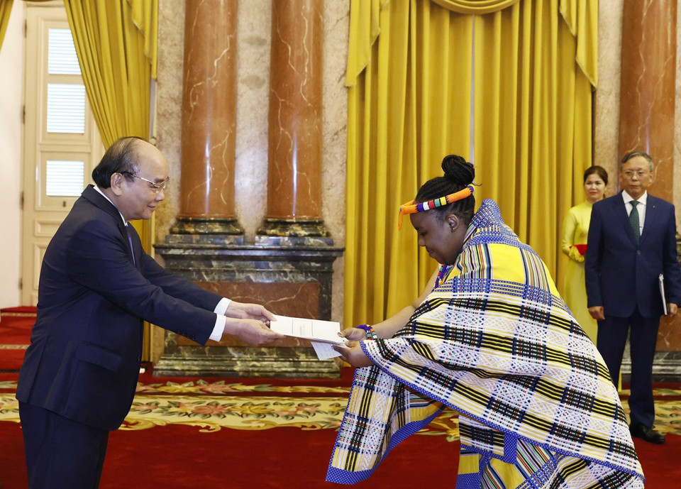 Chủ tịch nước Nguyễn Xuân Phúc tiếp nhận Quốc thư của Đại sứ Đặc mệnh toàn quyền Cộng hòa Nam Phi Vuyiswa Tulelo. (Ảnh: Thống Nhất/TTXVN)