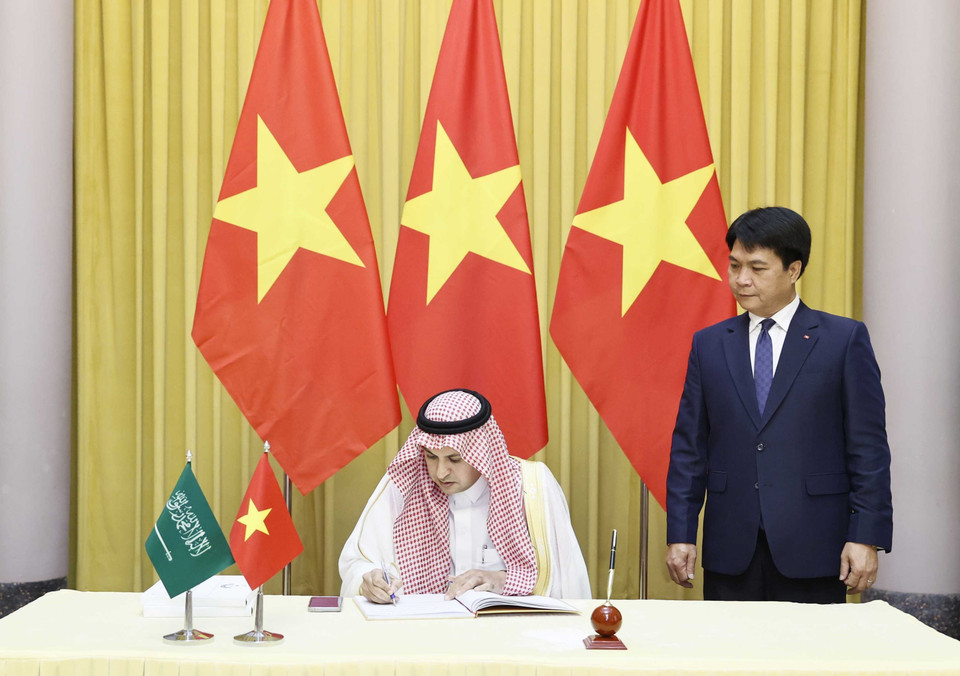 Đại sứ Vương quốc Saudi Arabia Mohammed Ismaeil A.Dahlwy viết cảm tưởng tại lễ trình Quốc thư. (Ảnh: Thống Nhất/TTXVN)