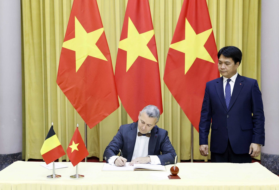 Đại sứ Vương quốc Bỉ Karl Hendrik Margareta Van Den Bossche viết cảm tưởng tại lễ trình Quốc thư. (Ảnh: Thống Nhất/TTXVN)