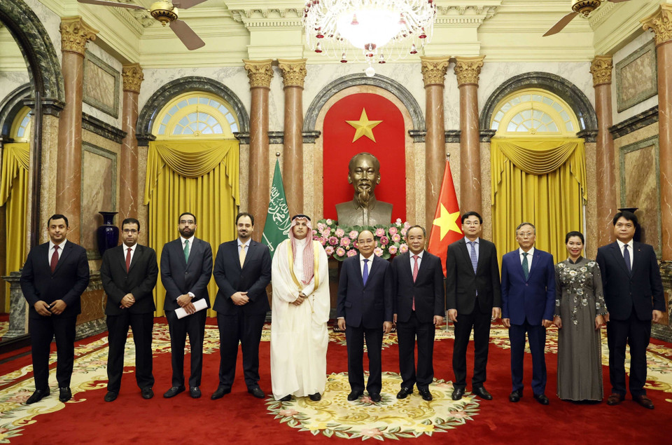 Chủ tịch nước Nguyễn Xuân Phúc với Đại sứ Vương quốc Saudi Arabia Mohammed Ismaeil A.Dahlwy. (Ảnh: Thống Nhất/TTXVN)