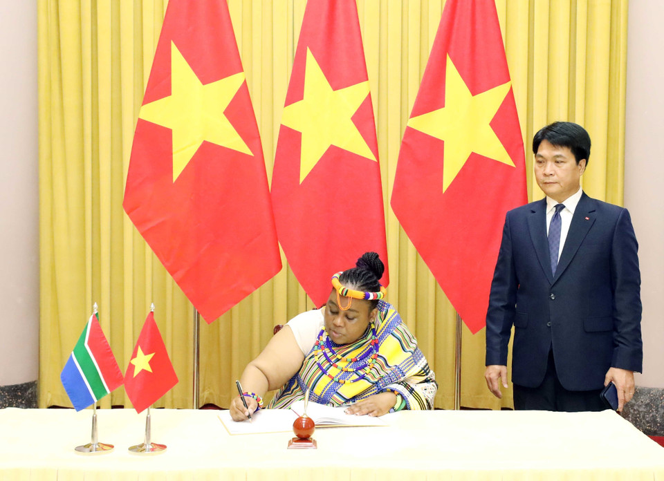 Đại sứ Đặc mệnh toàn quyền Cộng hòa Nam Phi Vuyiswa Tulelo viết cảm tưởng tại lễ trình Quốc thư. (Ảnh: Thống Nhất/TTXVN)