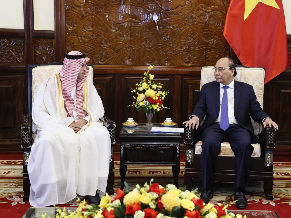 Chủ tịch nước Nguyễn Xuân Phúc tiếp Đại sứ Vương quốc Saudi Arabia Mohammed Ismaeil A.Dahlwy. (Ảnh: Thống Nhất/TTXVN)