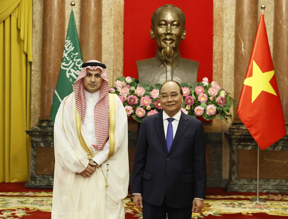 Chủ tịch nước Nguyễn Xuân Phúc với Đại sứ Vương quốc Saudi Arabia Mohammed Ismaeil A.Dahlwy. (Ảnh: Thống Nhất/TTXVN)